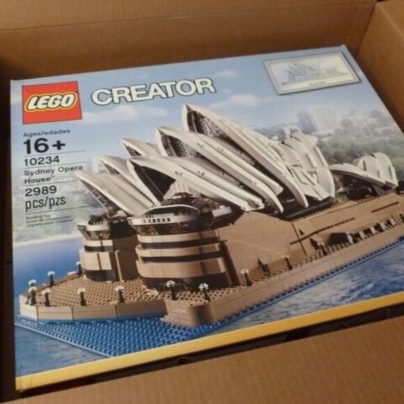 BNIB LEGO 10234 Sydney Opera House - Picture 2 of 2